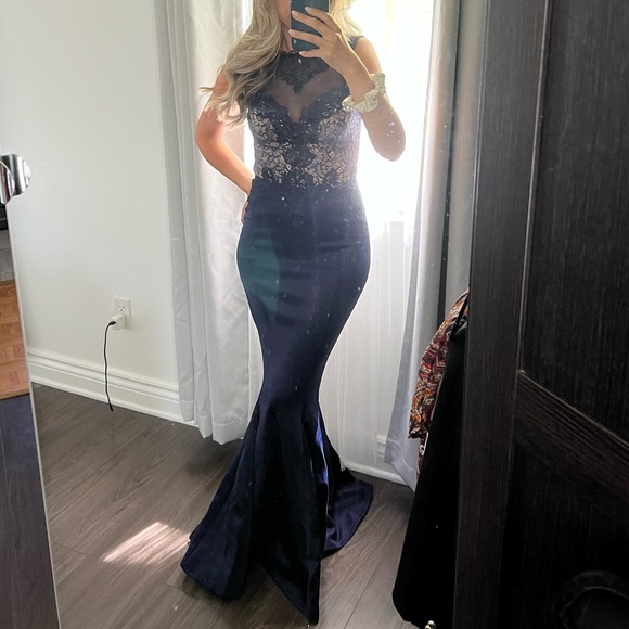 Lace detailing gown - Picture 2 of 8